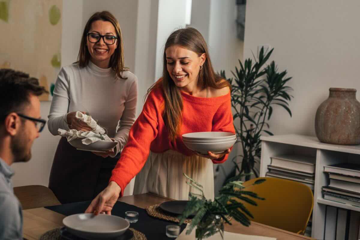 Due donne e un uomo, apparecchiare tavola