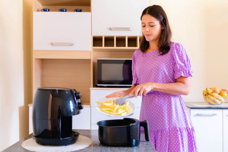 donna in cucina