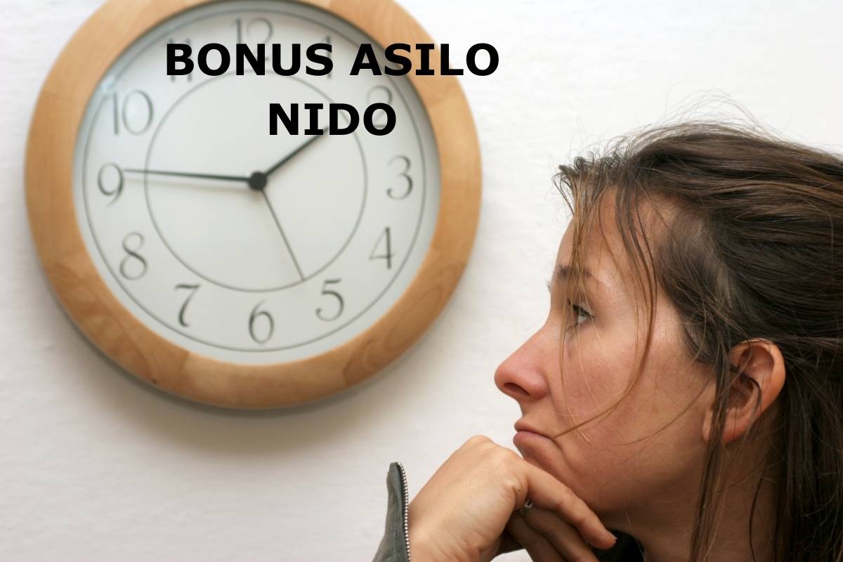 donna attende vicino orologio, scritta bonus asilo nido