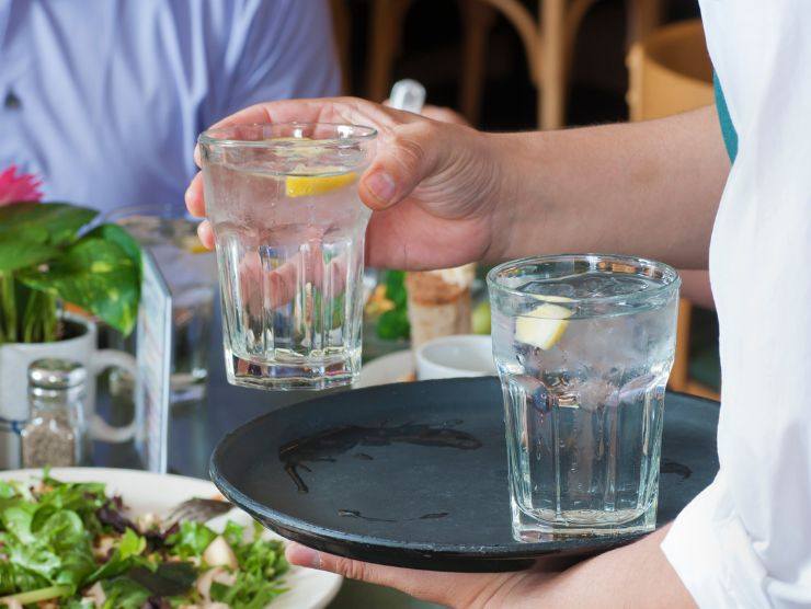 due bicchieri di acqua su vassoio 