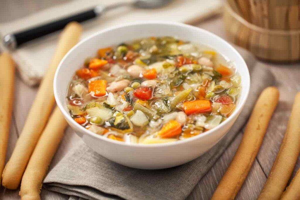 minestrone in un piatto bianco