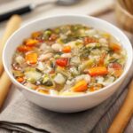 minestrone in un piatto bianco