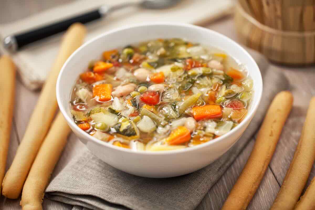 minestrone in un piatto bianco