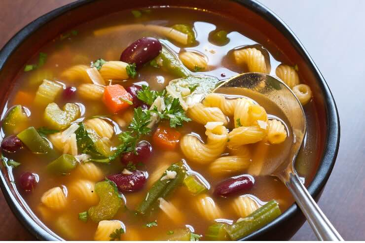 zuppa di minestrone nel piatto