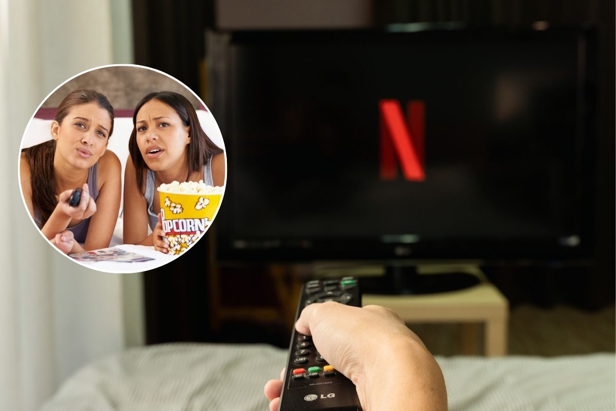 donna che guarda netflix e due amiche con pop corn