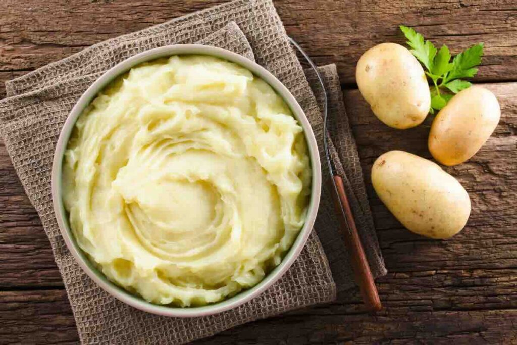 purè di patate su tovaglia ed accanto patate