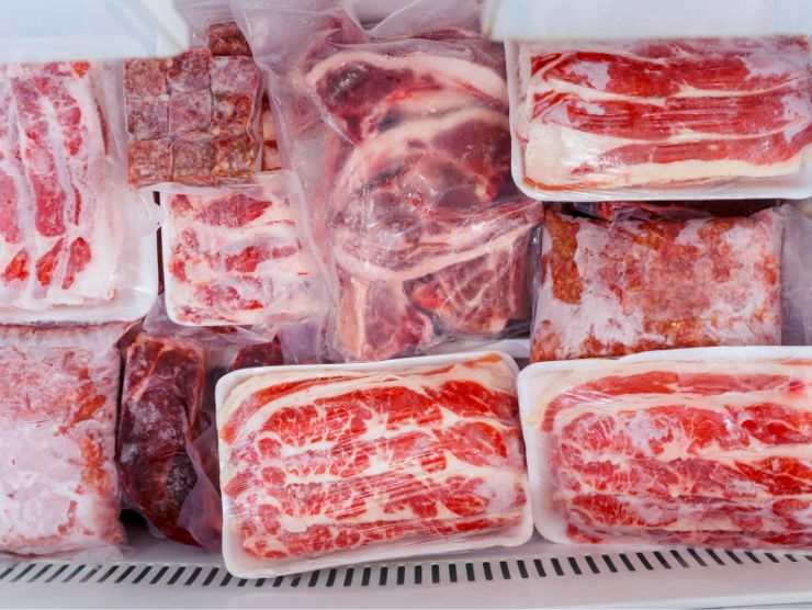 varietà di carne chiusa in sacchetti diversi e messa nel freezer