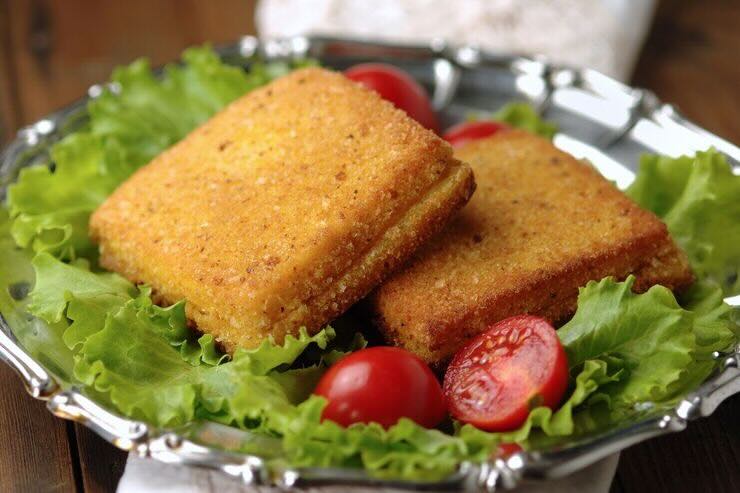 mozzarella in carrozza su insalata e pomodorini