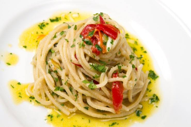 piatto di spaghetti aglio ed olio con prezzemolo e peperoncino 