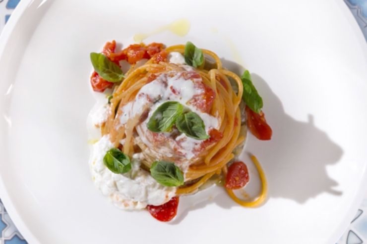 Spaghetti, pomodoro, stracciatella, basilico