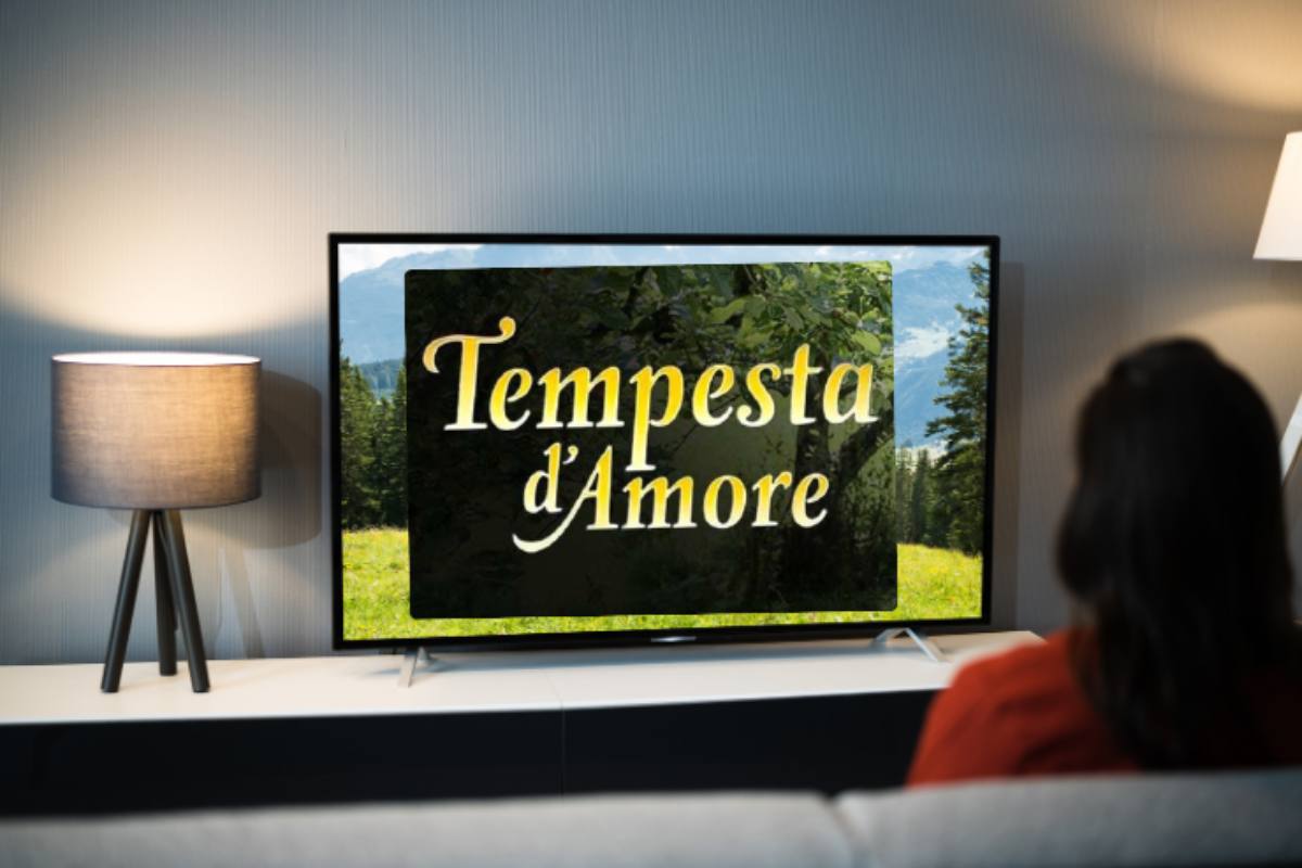 donna guarda tv e logo tempesta d'amore